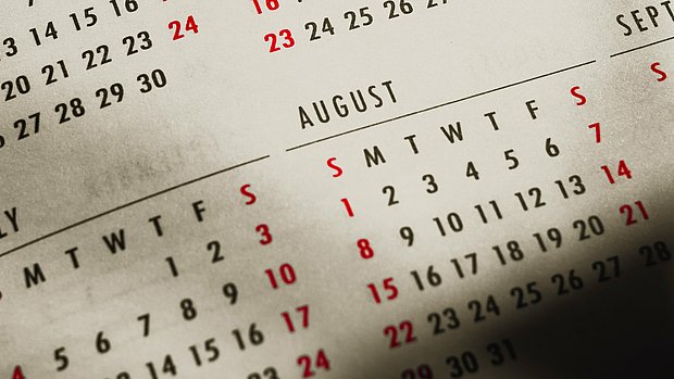 Foto einer Kalender Ansicht mit den Monaten Mai und August im Fokus